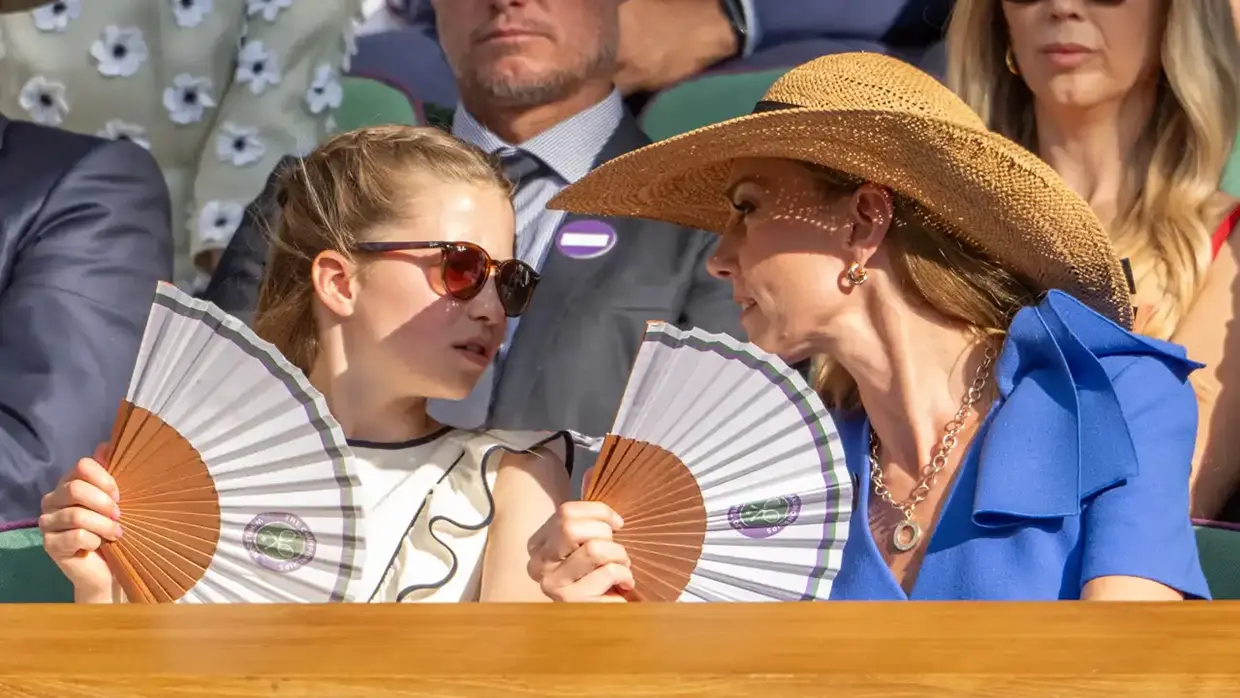Charlotte y su madre Kate Middleton con un abanico