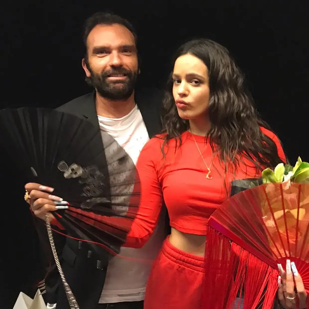 Rosalía con un abanico