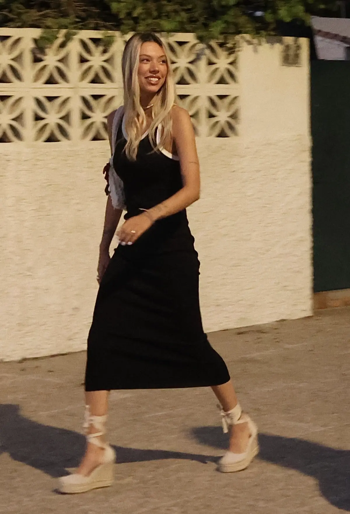Alejandra Rubio paseando