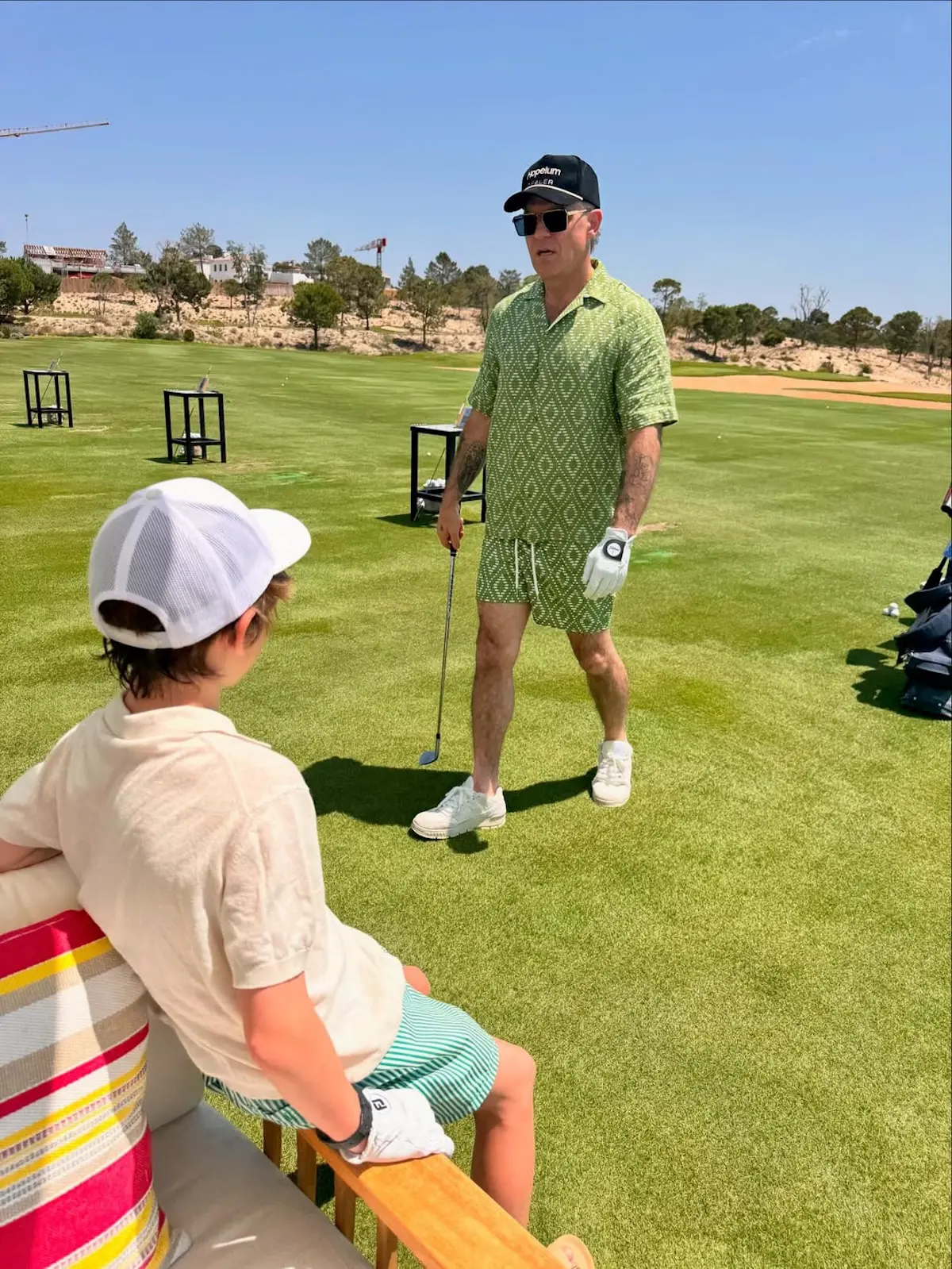 Robbie Williams jugando al golf