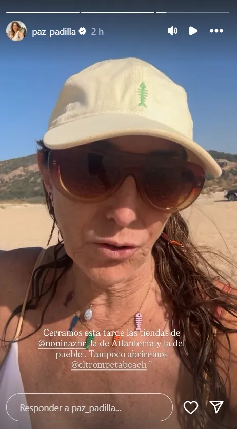 Paz Padilla en una imagen en un barco con bañador y gorra durante el incendio de Zahara de los Atunes