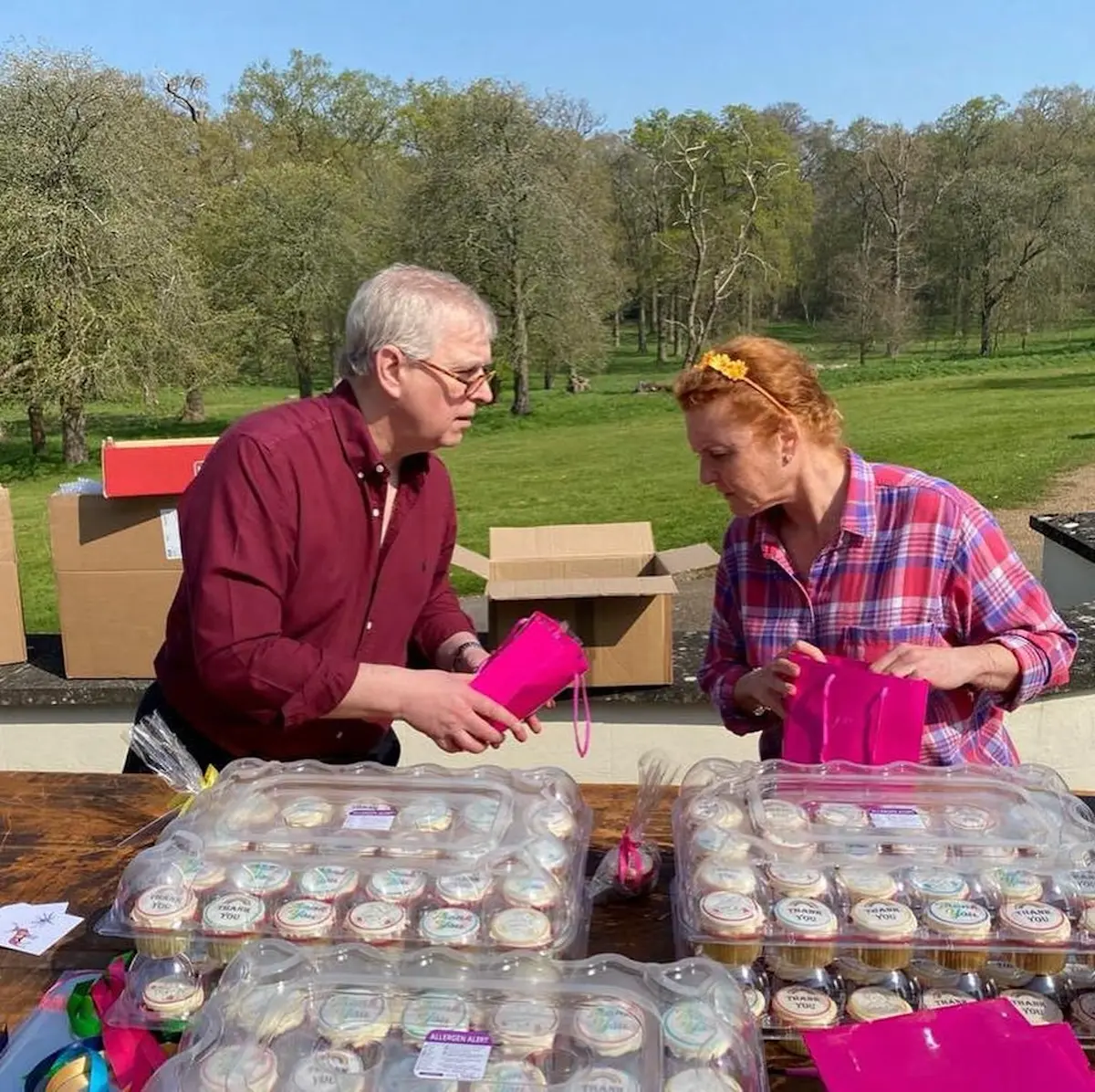 Principe Andrés y Sarah Ferguson en un reparto solidario de productos