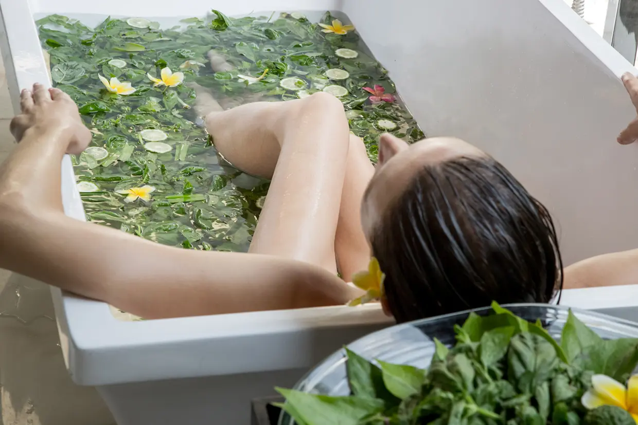 Baño tibio con infusión de melisa para atraer el sueño