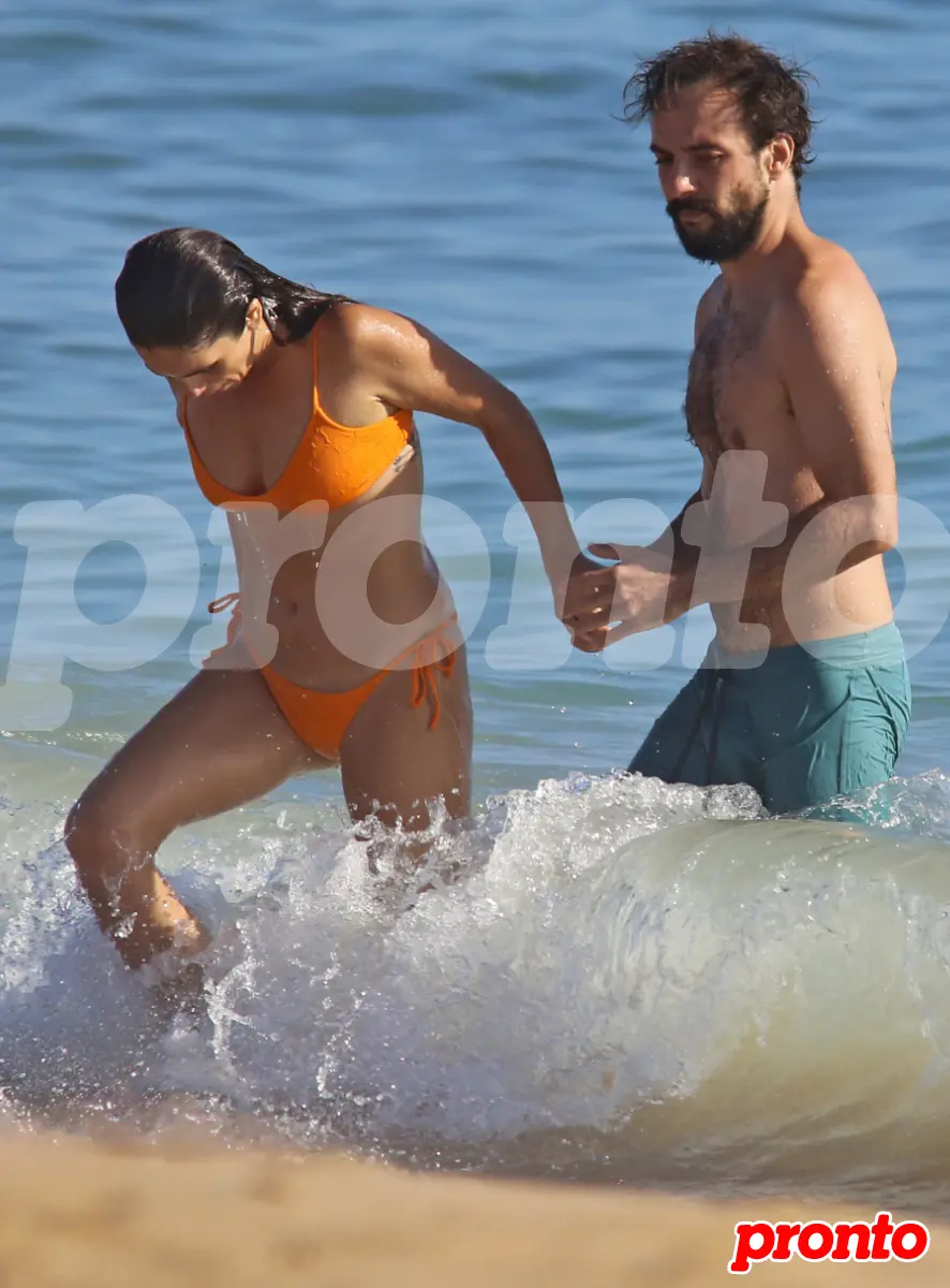 Elena Furiase con su marido en la playa.