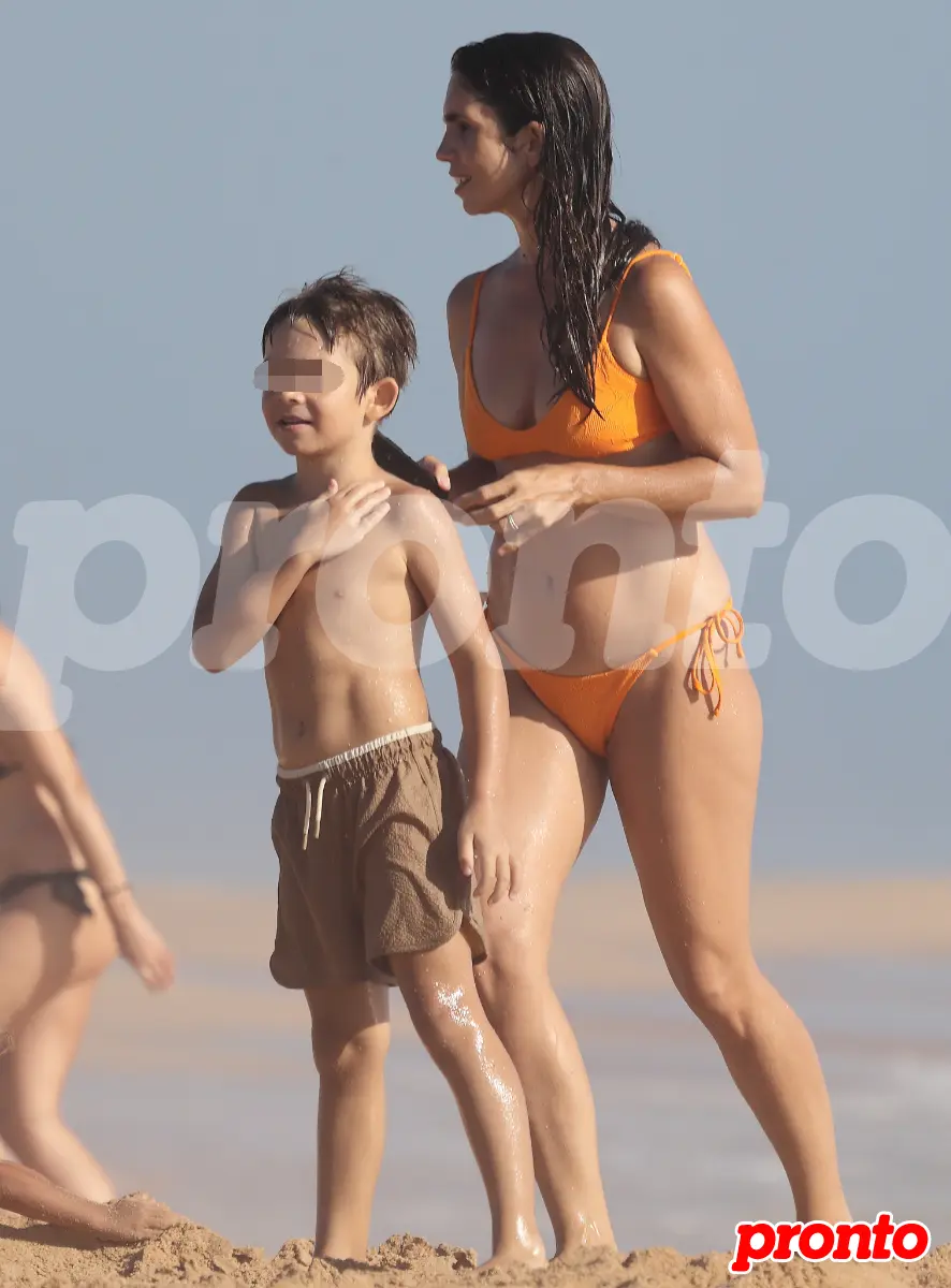 Elena Furiase con su hijo en la playa.