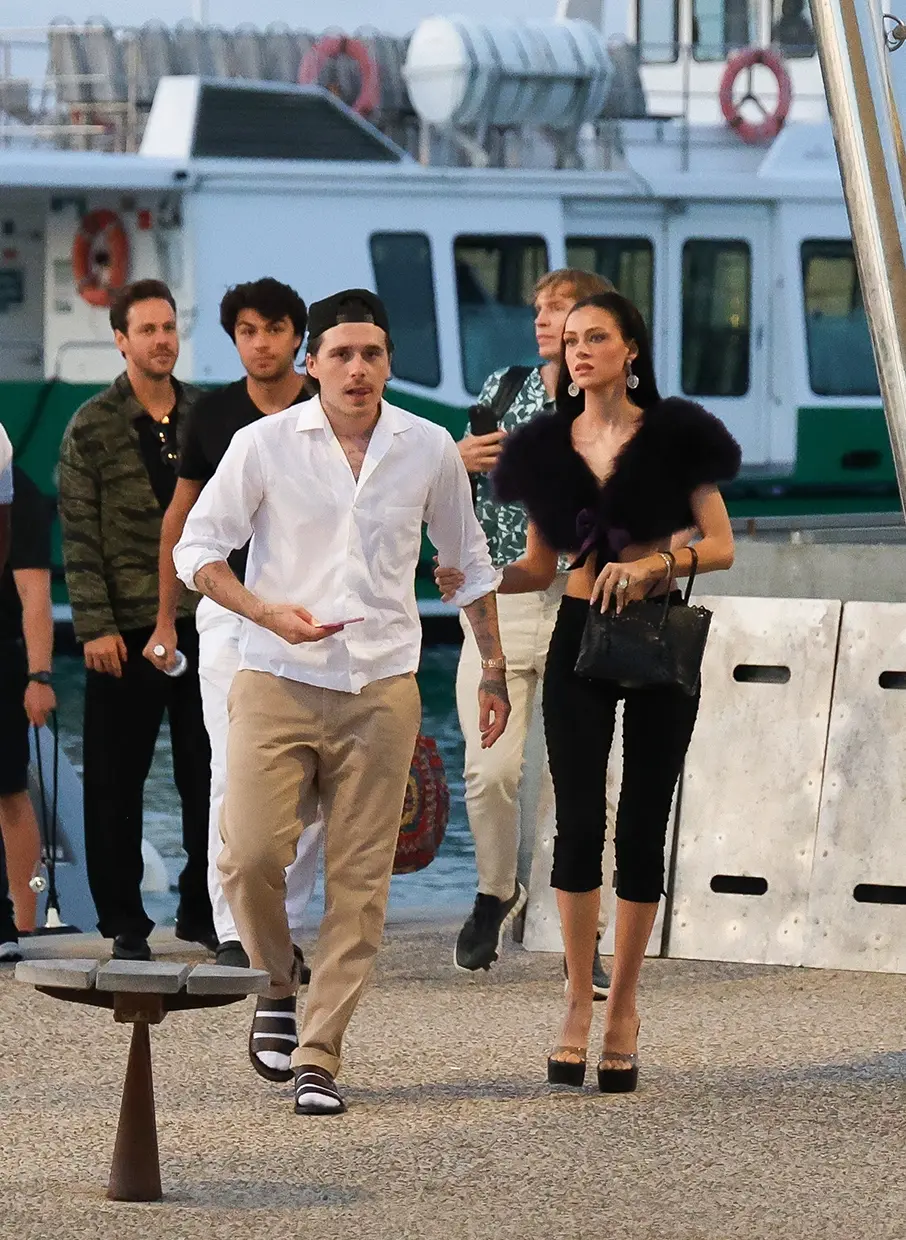 Brooklyn Beckham y su mujer durante sus vacaciones.