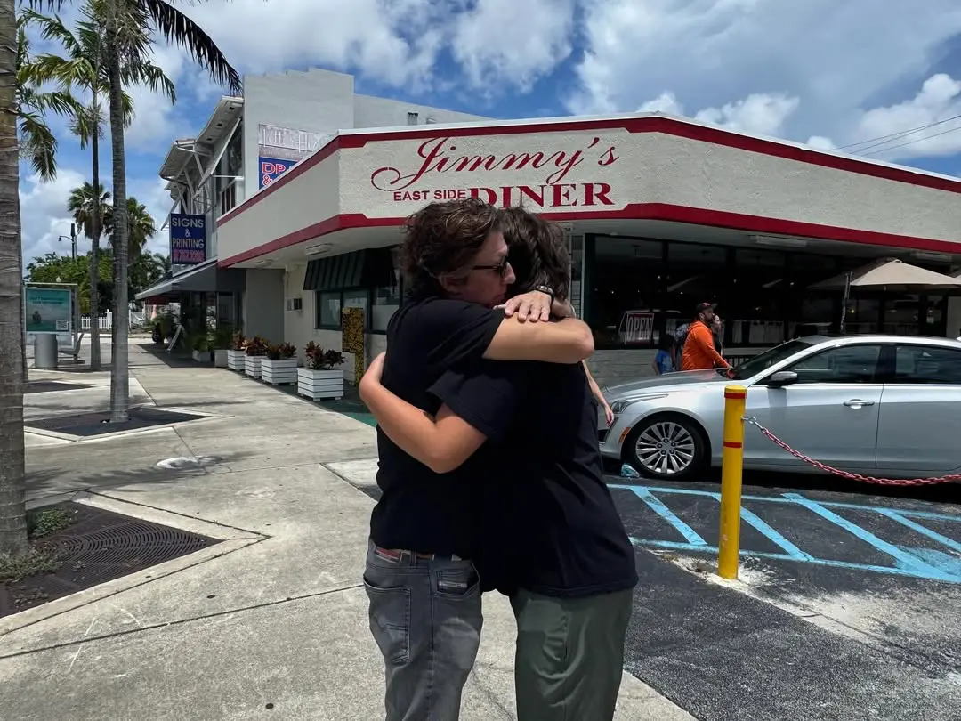 colate abrazo hijo nico
