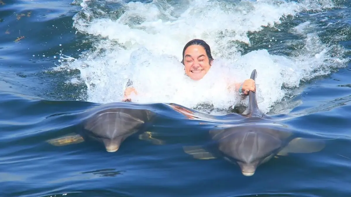 Toñi Moreno nadando con delfines