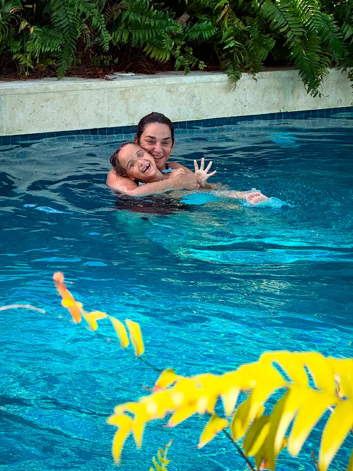 Toñi Moreno con su hija en una piscina