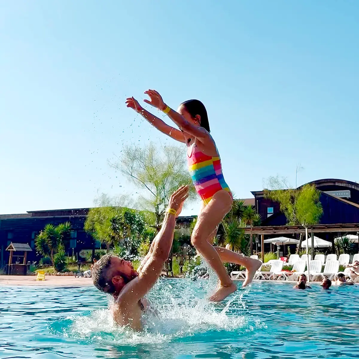Roberto Leal con su hija en la piscina