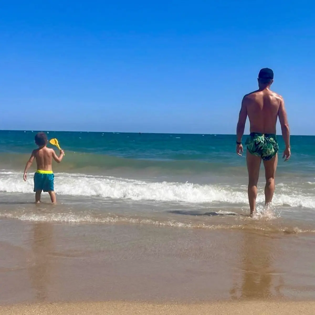 Roberto Leal y su hijo en la playa