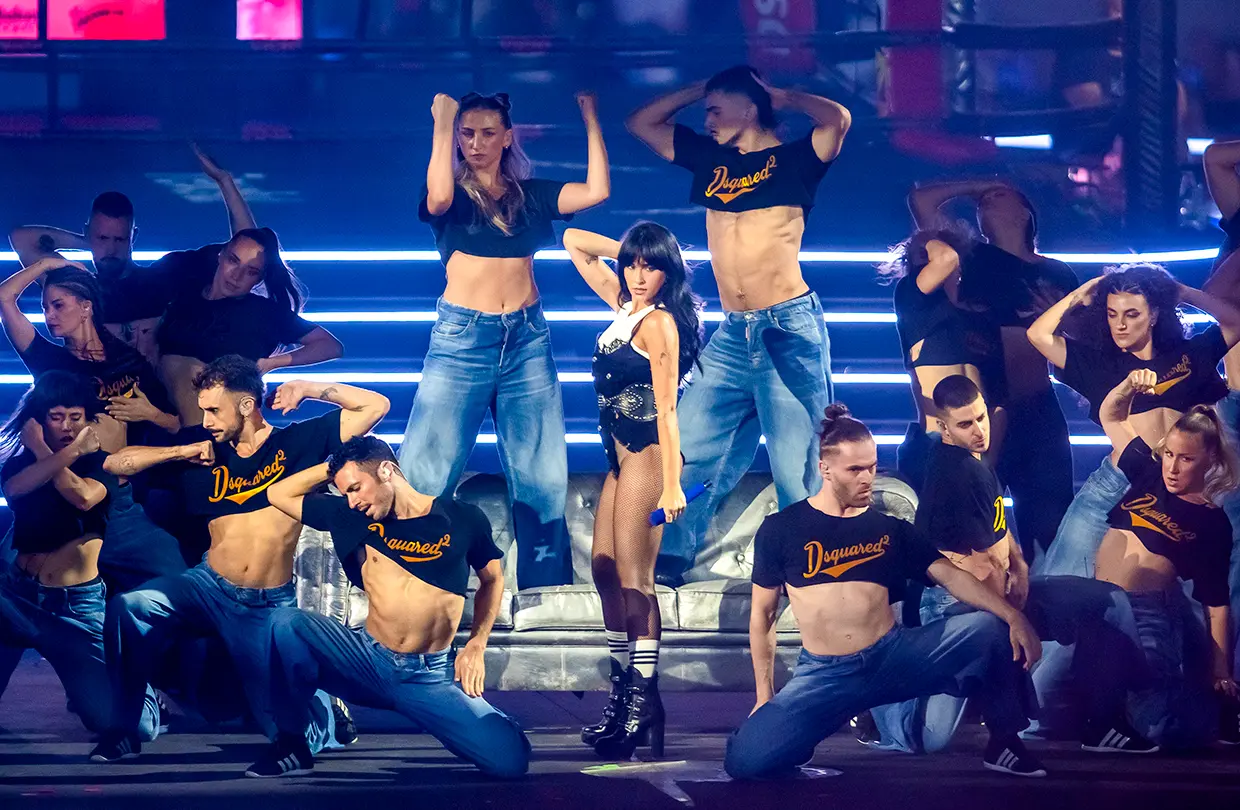 Aitana con sus bailarines encima del escenario