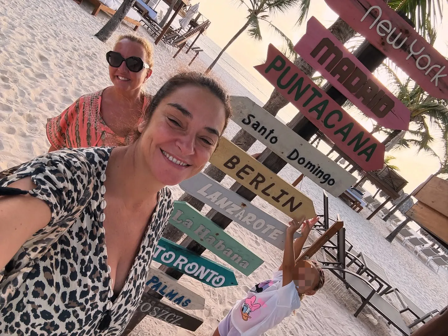 Toñi Moreno con su hija en Punta Cana.