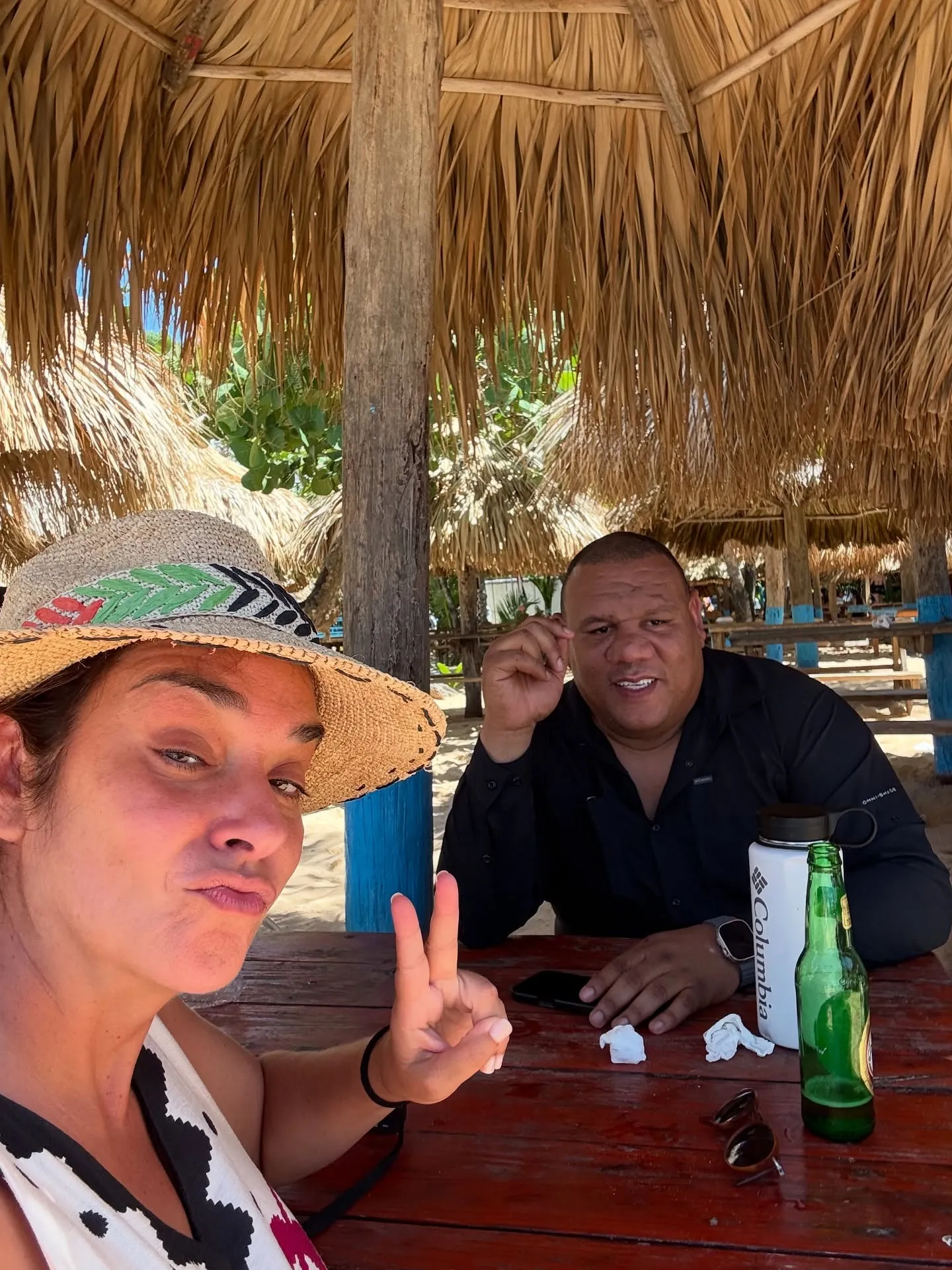 Toñi Moreno con Johan, un famoso empleado de un hotel de Punta Cana.