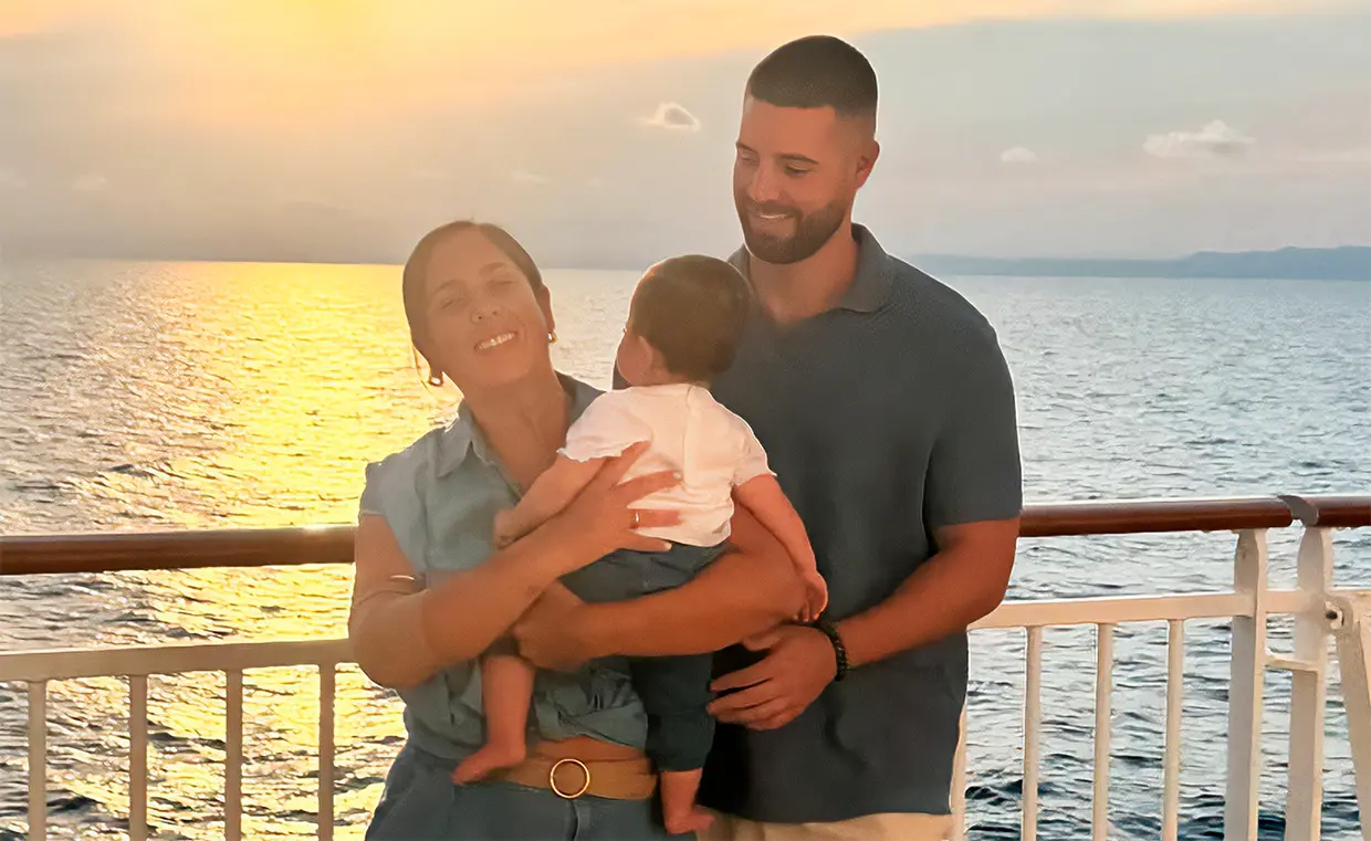 Anabel Pantoja y David Rodríguez de vacaciones en un barco con su hija Alma.