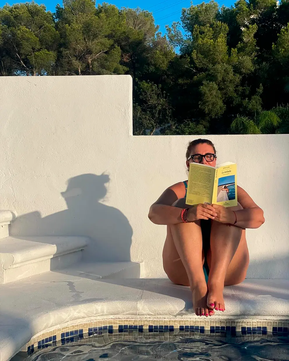 Carlota Corredera leyendo un libro.