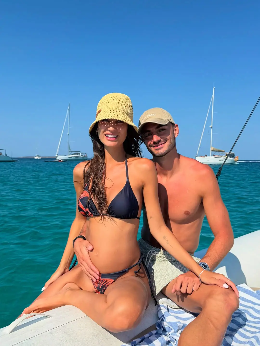 estela grande embarazo 4 meses barco