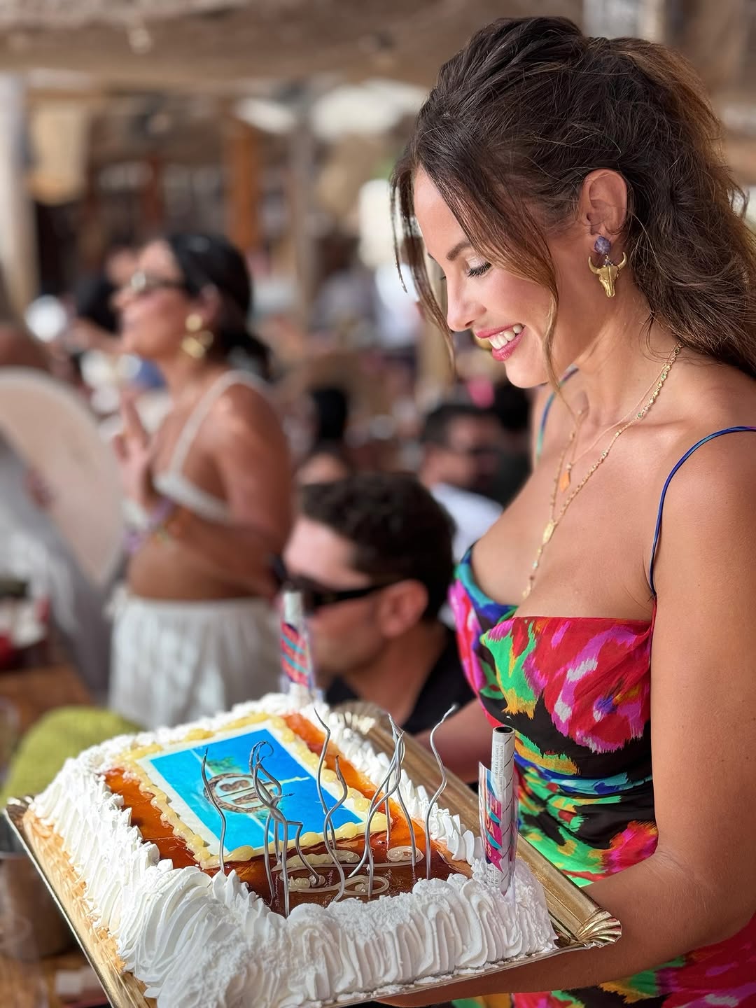 Jessica Bueno celebra sus 35 años en su mejor momento: rodeada de amigos y con guiño a 'Supervivientes'