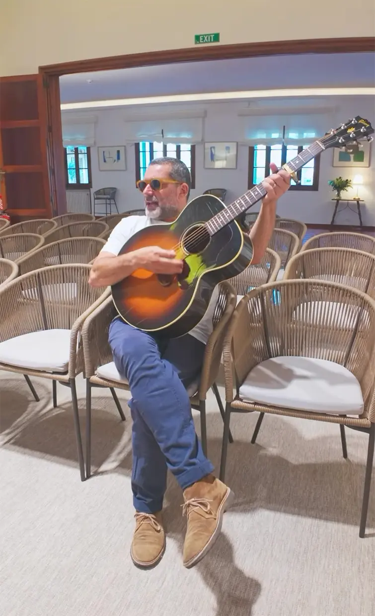 Jaume Anglada cantando con su guitarra