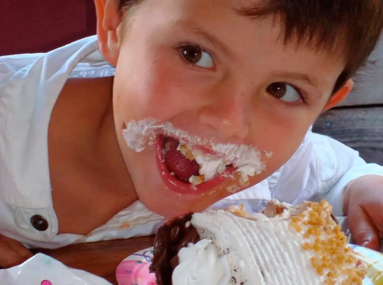 Dylan Douglas de pequeño comiendo tarta.