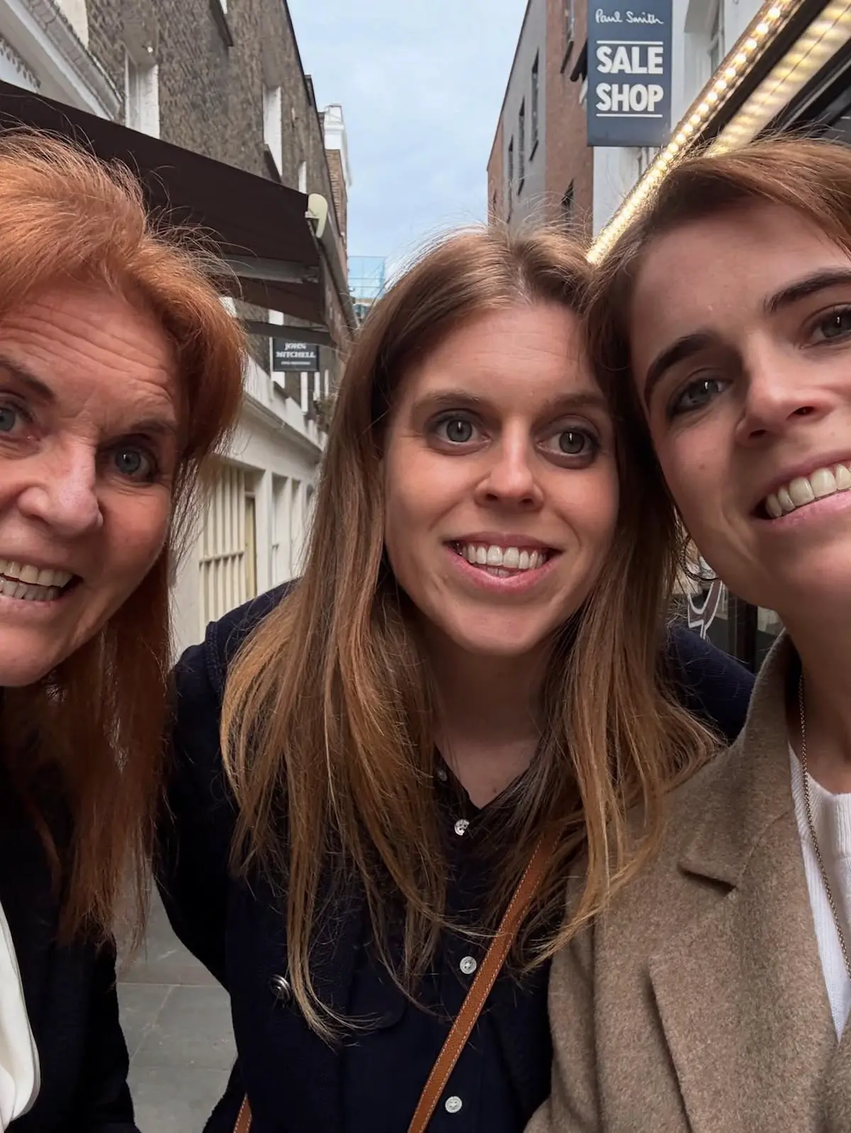 Beatriz y Eugenia de York con Sara Ferguson