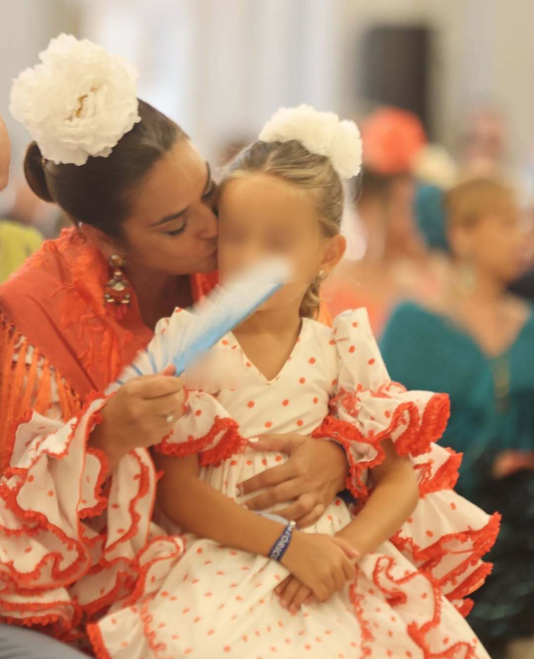 Toñi Moreno y su hija Lola, guapísimas vestidas iguales con traje de flamenca