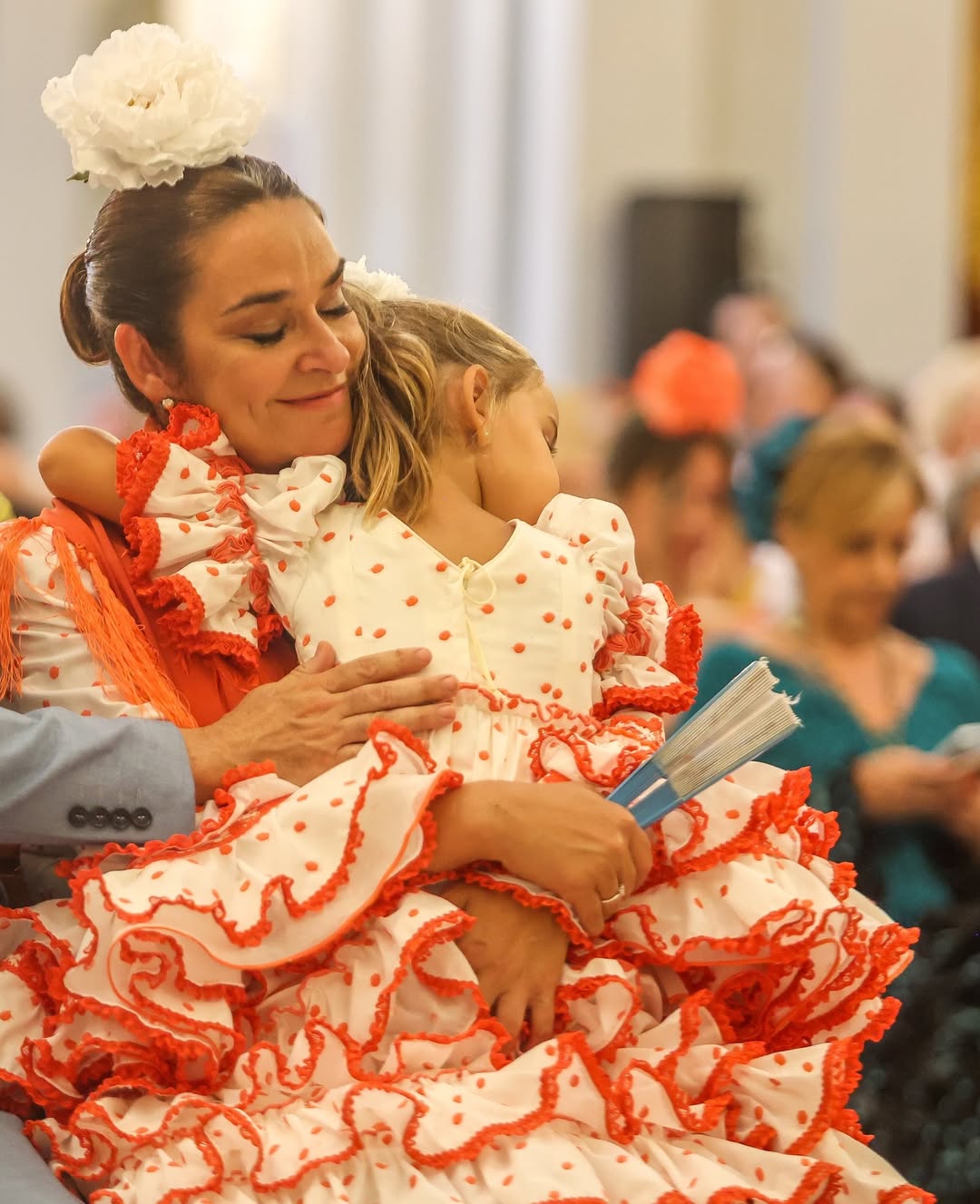 Toñi Moreno y su hija Lola, guapísimas vestidas iguales con traje de flamenca