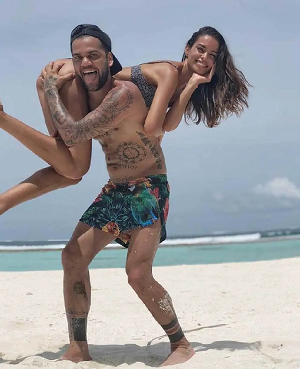 Dani Alves y Joana Sanz.