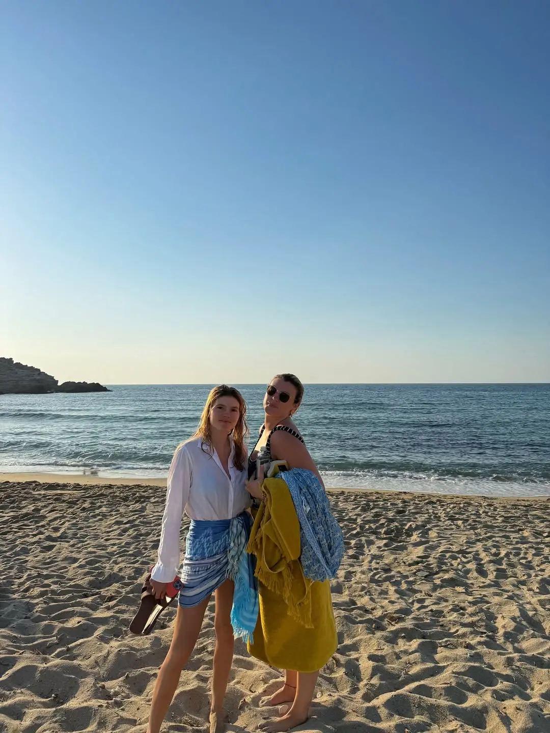 Las mellizas, Cristina y Victoria, hijas de Julio Iglesias, en su verano por Grecia en un hotel eco