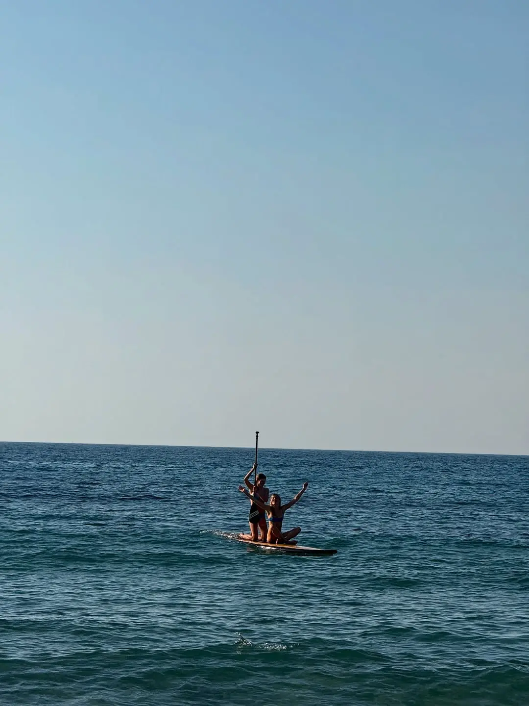 Las mellizas, Cristina y Victoria, hijas de Julio Iglesias, en su verano por Grecia en un hotel eco