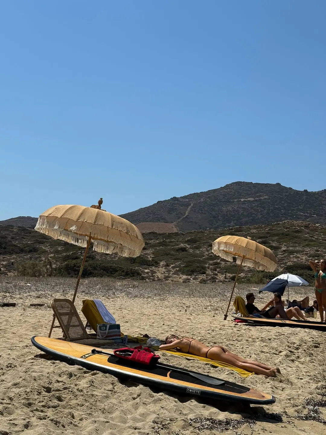 Las mellizas, Cristina y Victoria, hijas de Julio Iglesias, en su verano por Grecia en un hotel eco