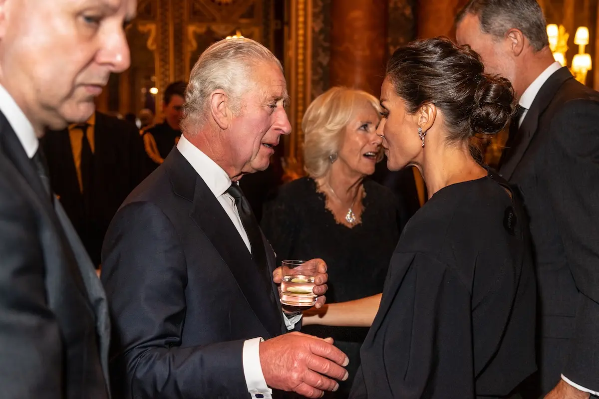 Letizia y Carlos III hablando