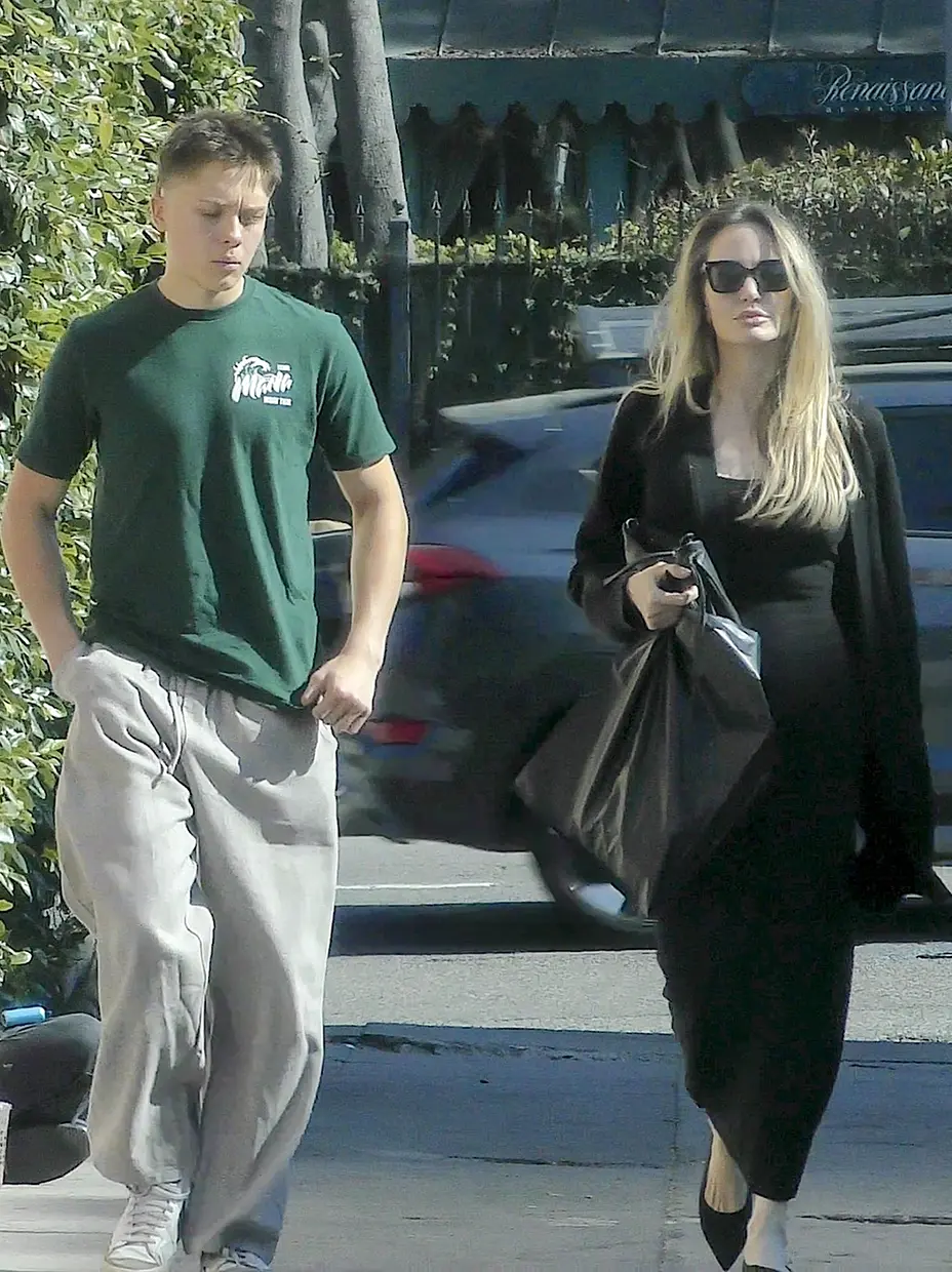 Angelina Jolie, ahora con el pelo rubio, con su hijo Knox.
