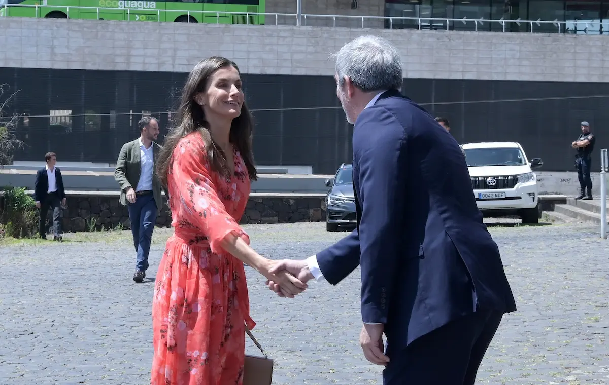 Letizia saludando
