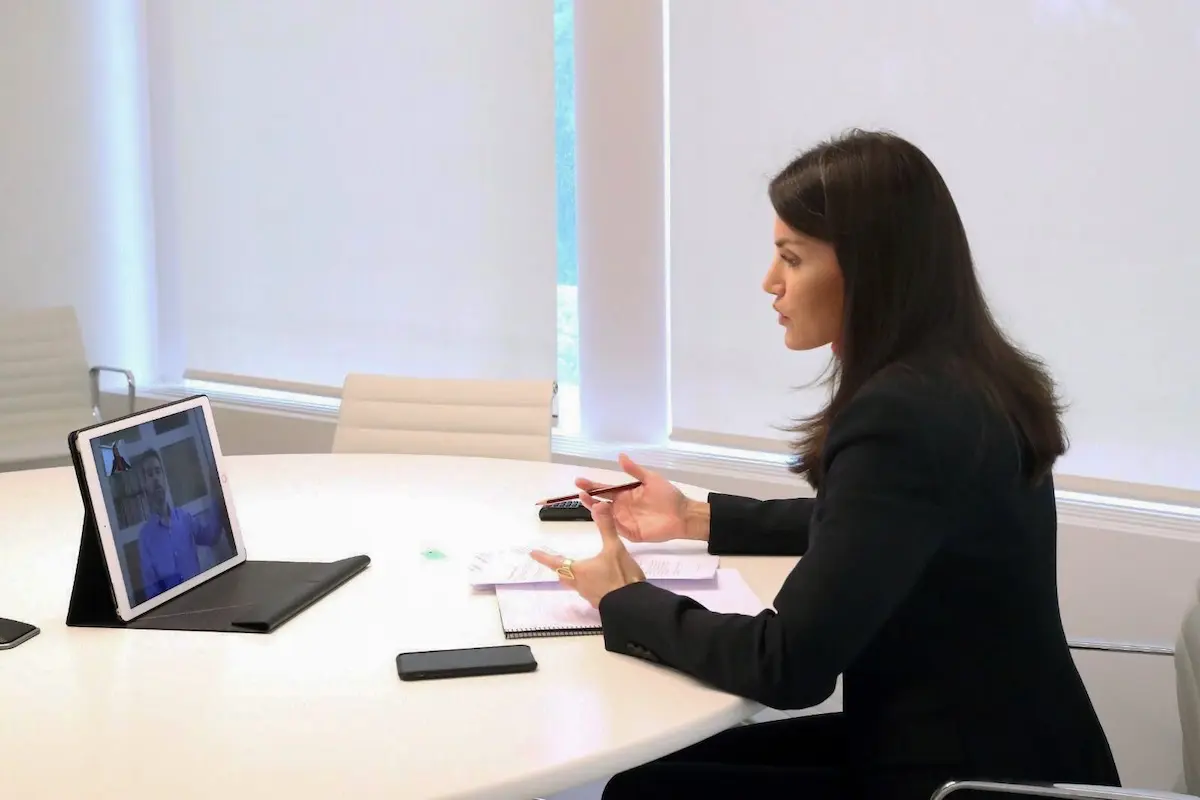 Letizia teniendo una videollamada