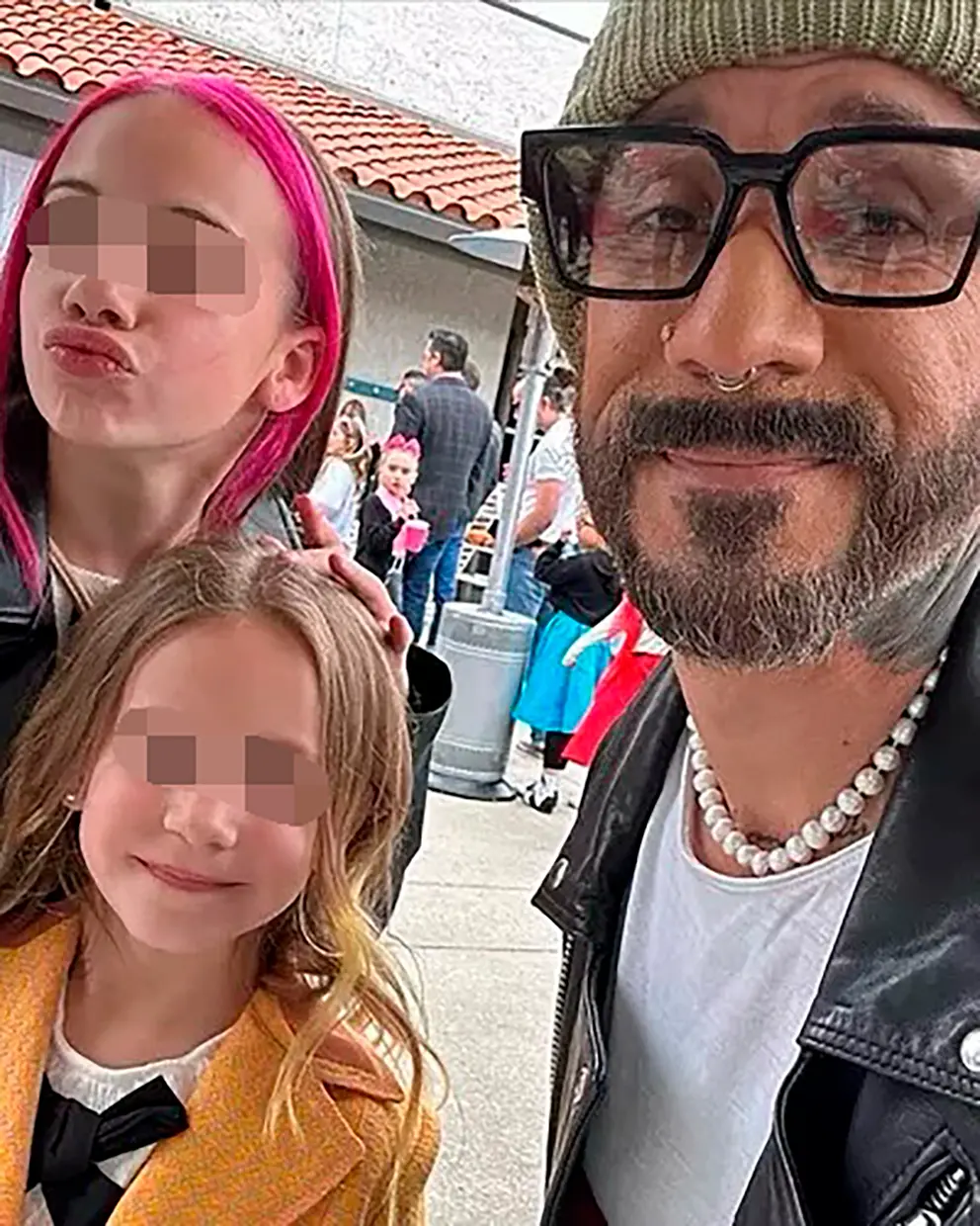 A.J. con sus hijas