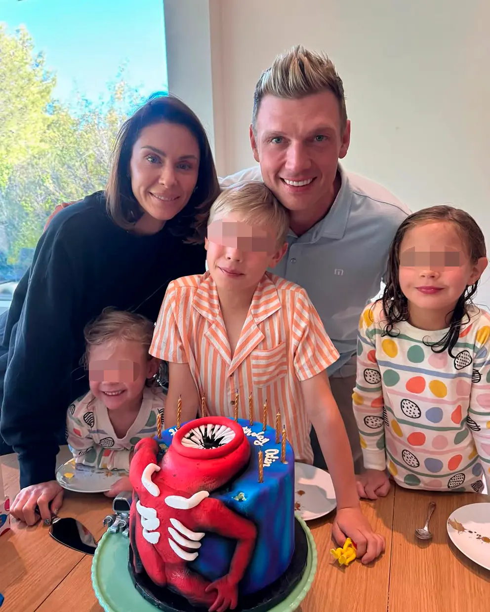 Nick de los Backstreet Boys celebrando un cumpleaños con su familia