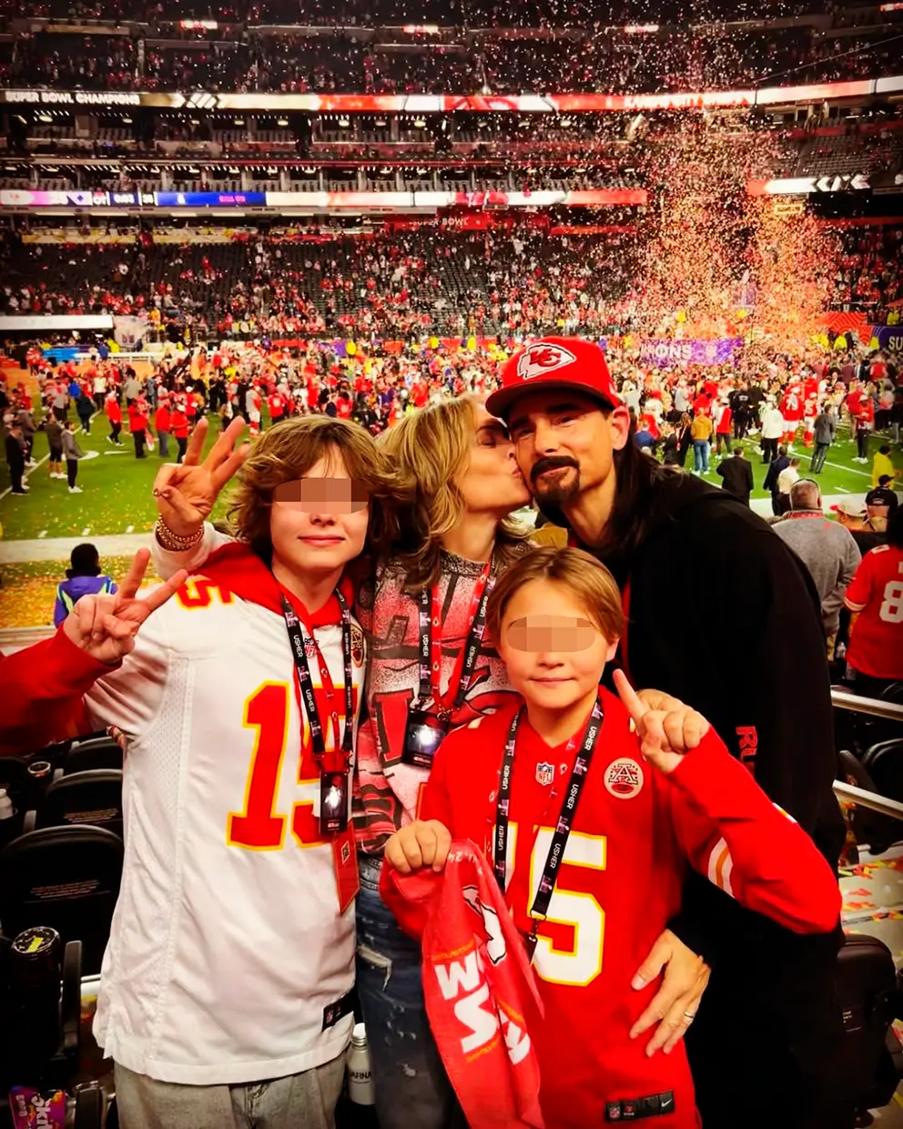 Kevin de los Backstreet Boys con su familia en un evento deportivo.