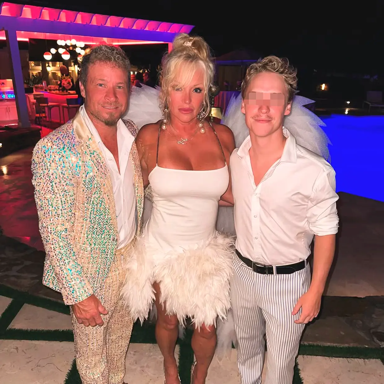 Brian de los Backstreet Boys con su mujer y su hijo.