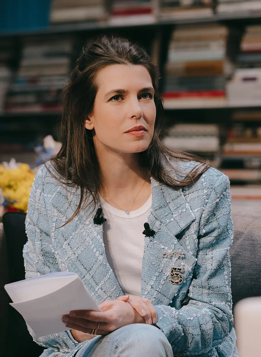 Carlota de Mónaco rodeada de libros.