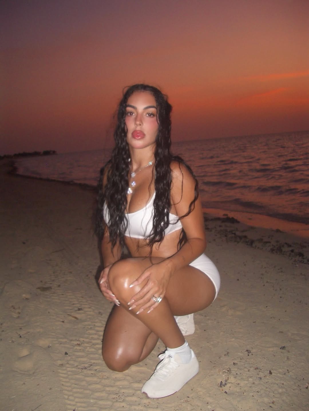 Georgina Rodríguez reaparece vestida de blanco pero sin anillo tras su compromiso con Cristiano