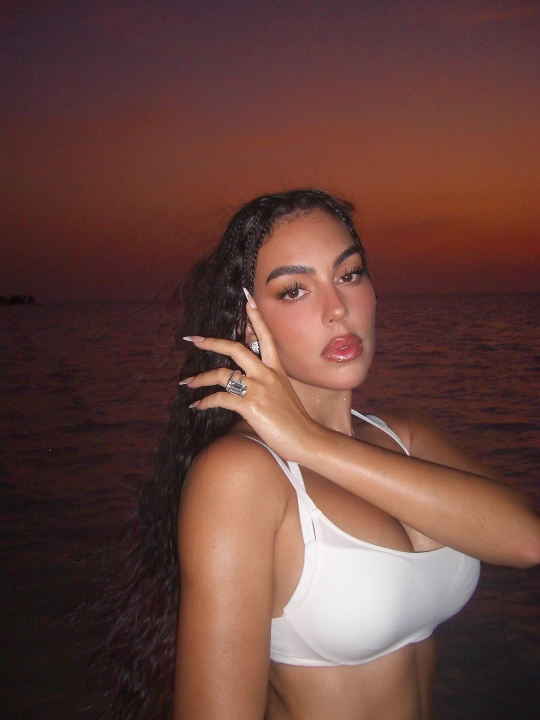 Georgina Rodríguez reaparece vestida de blanco pero sin anillo tras su compromiso con Cristiano