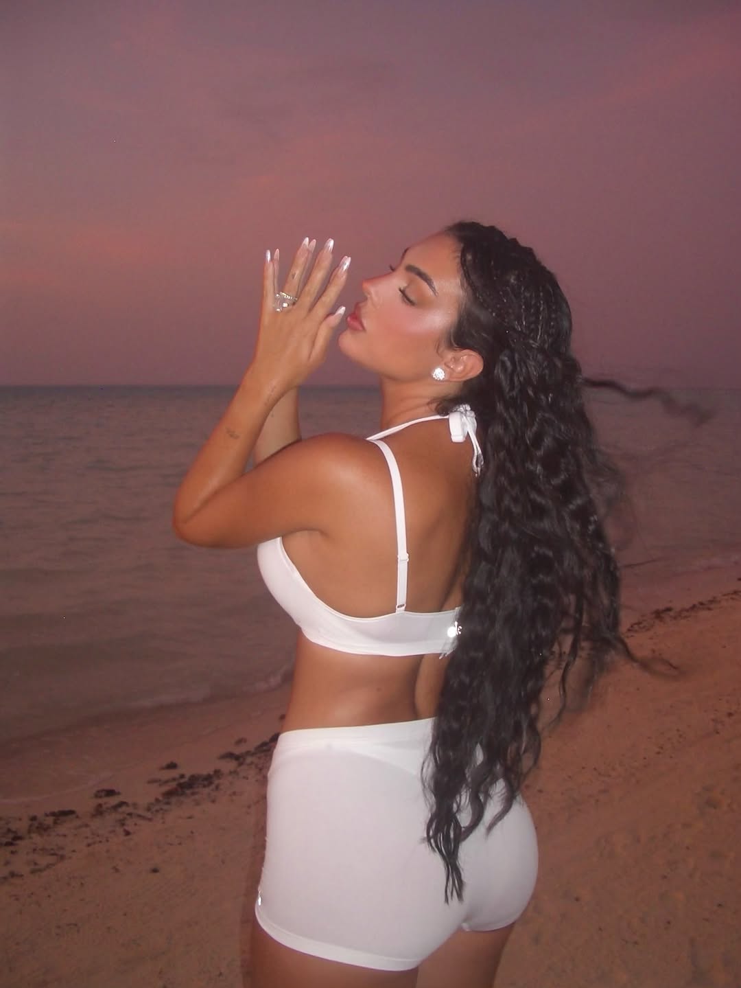 Georgina Rodríguez reaparece vestida de blanco pero sin anillo tras su compromiso con Cristiano