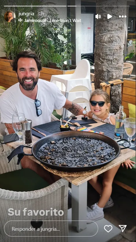 Javier Ungría y su hija Camila en Canarias comiendo paella