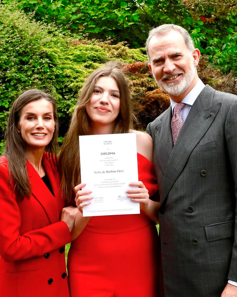 Sofía, con sus padres, tras finalizar sus estudios de bachillerato en el internado de Gales.