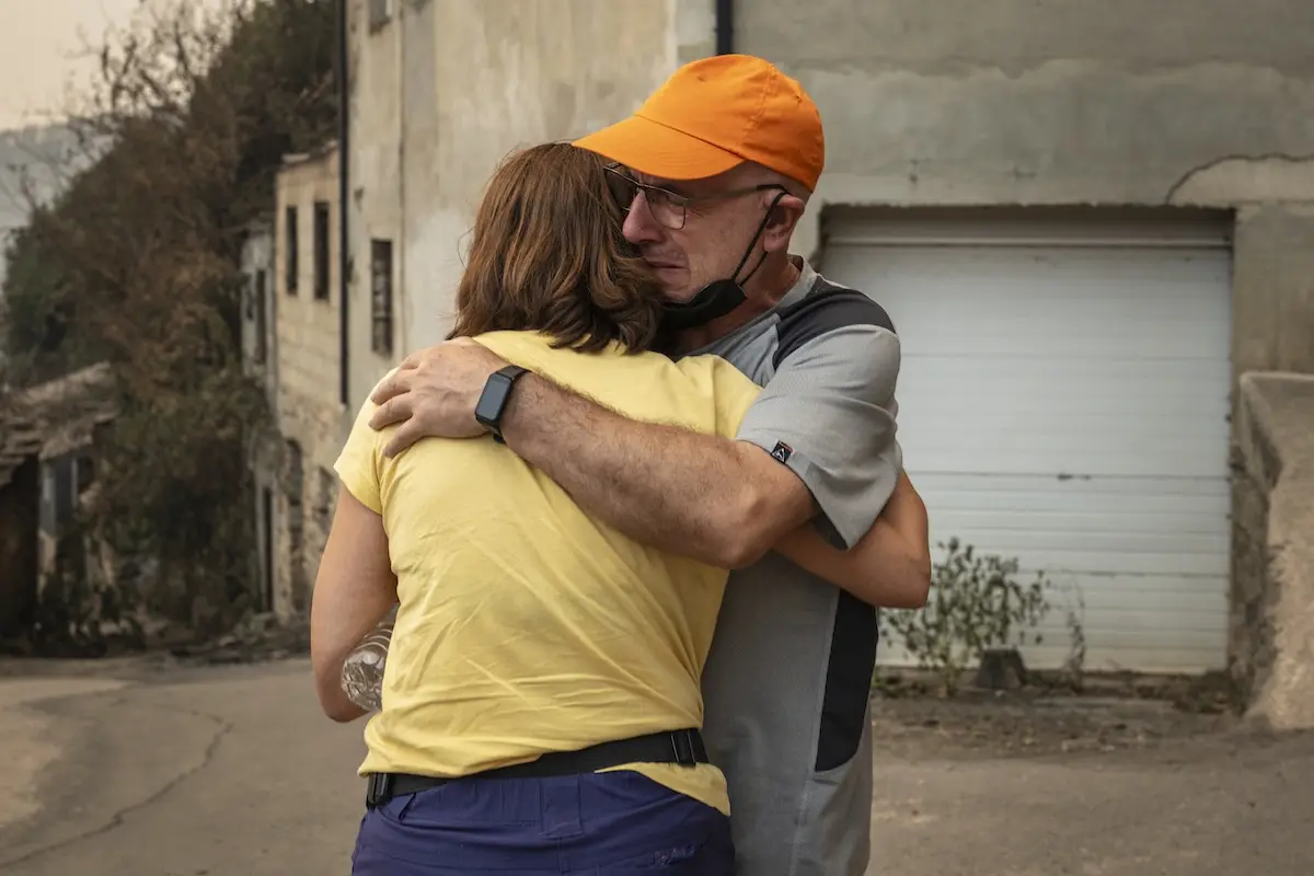 Personas llorando a causa de los incendios
