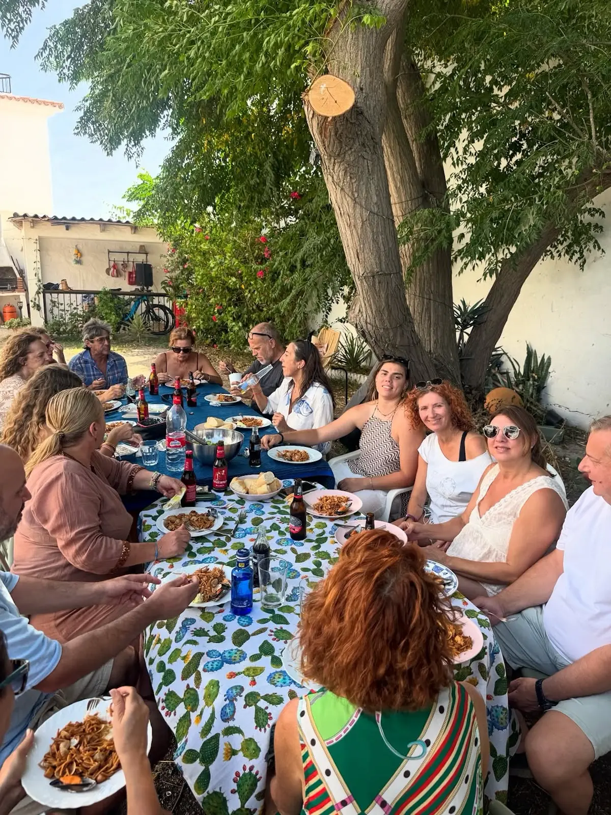 Paz Padilla comiendo con sus amigos y familiares