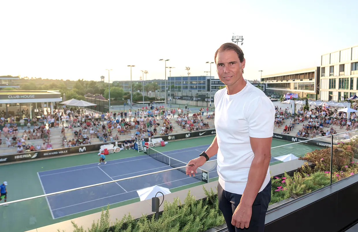 Rafa Nadal junto a una pista de tenis.
