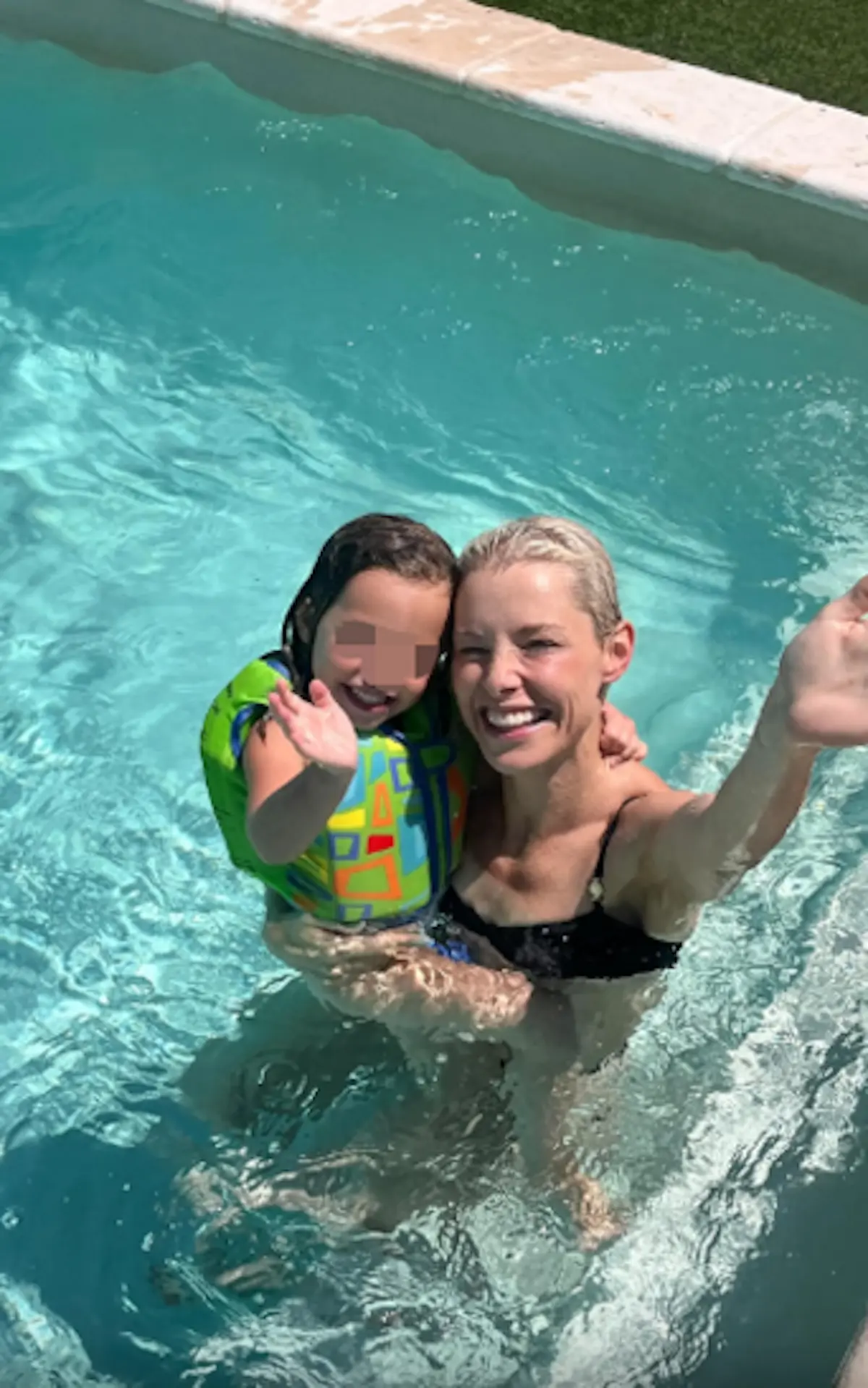 Soraya Arnelas con su hija en la piscina