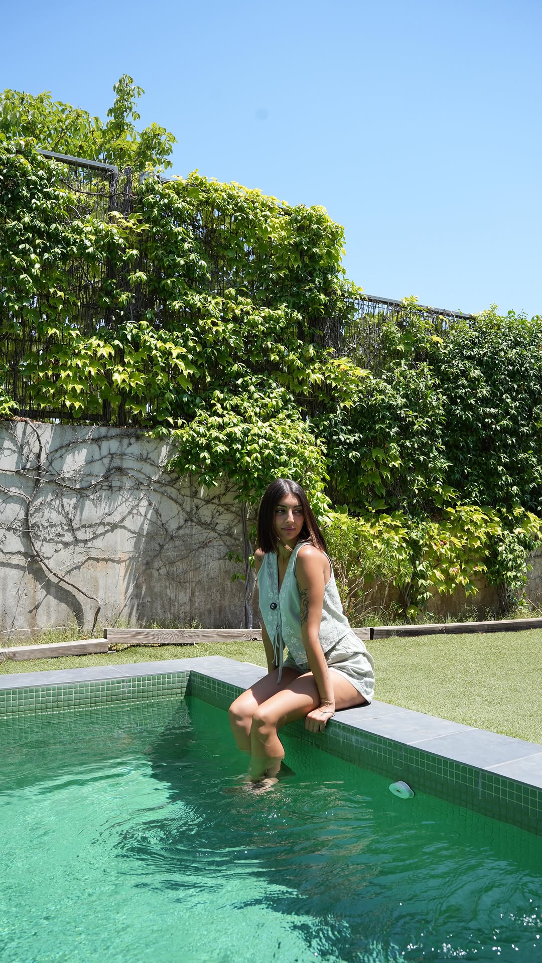 El jardín de la casa de Marieta y Suso Álvarez en Madrid: un oasis con piscina y zona de barbacoa